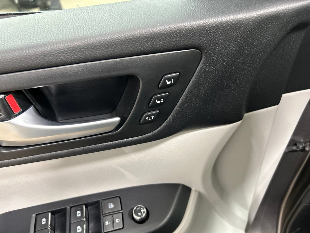 Used 2018 Toyota Highlander Limited Platinum AWD/4WD image 16