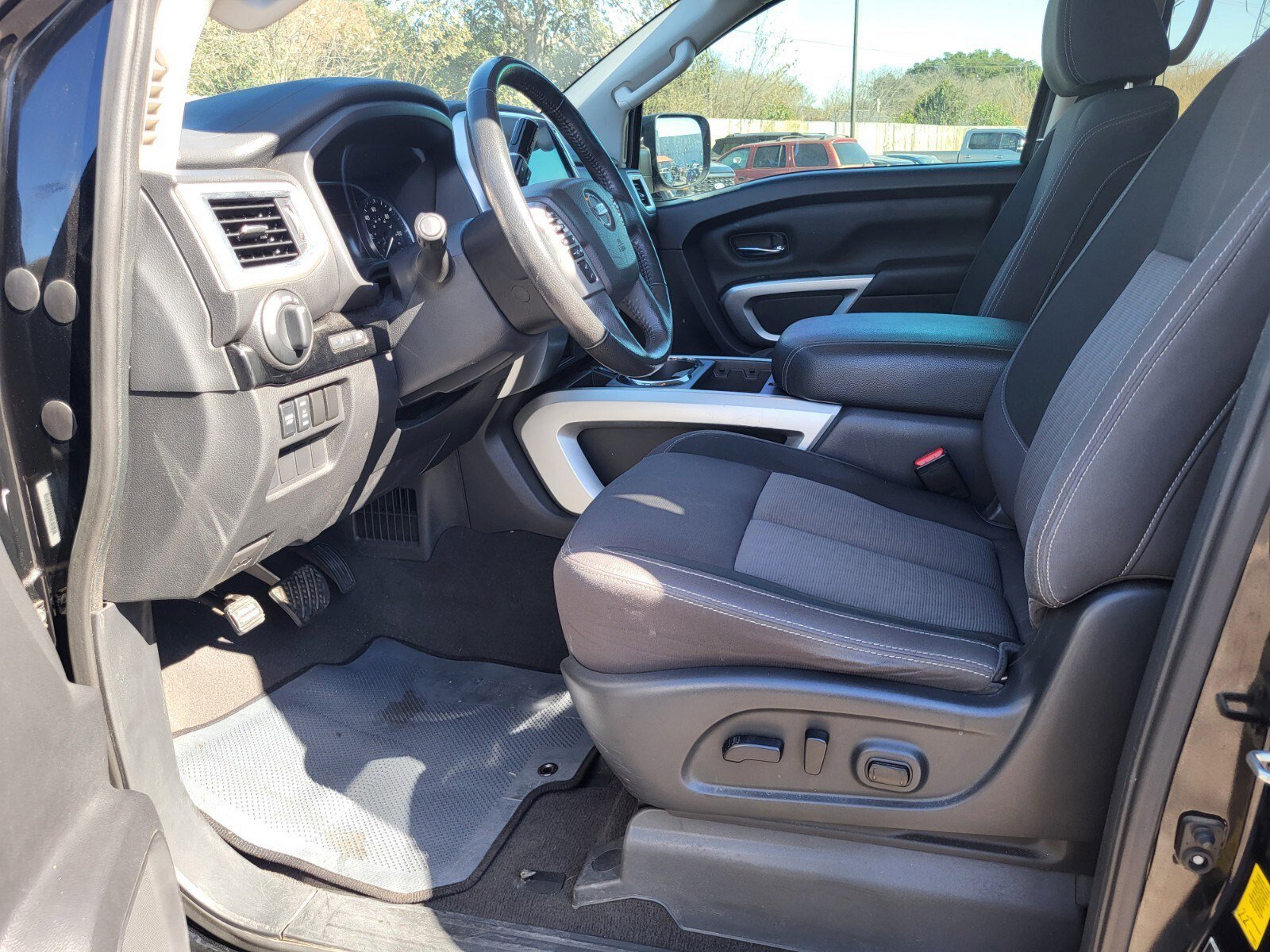 Used 2021 Nissan Titan SV w/ SV Convenience Package image 19