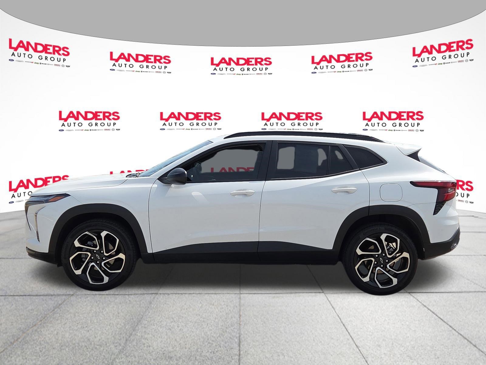 Used 2024 Chevrolet Trax RS w/ Sunroof Package FWD image 2