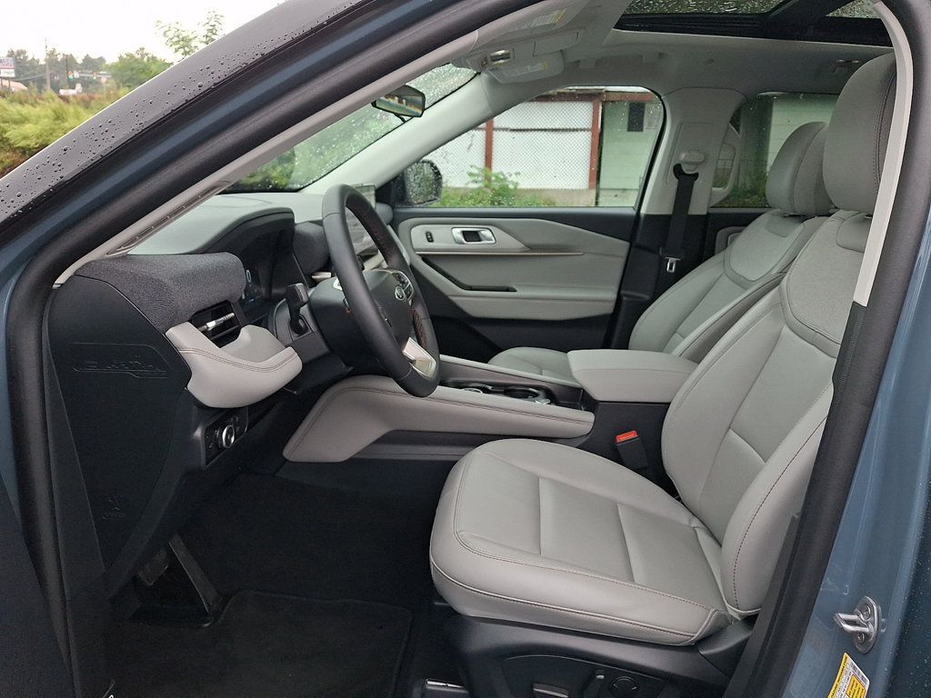 Certified 2025 Ford Explorer Active w/ Active Comfort Package AWD/4WD image 14