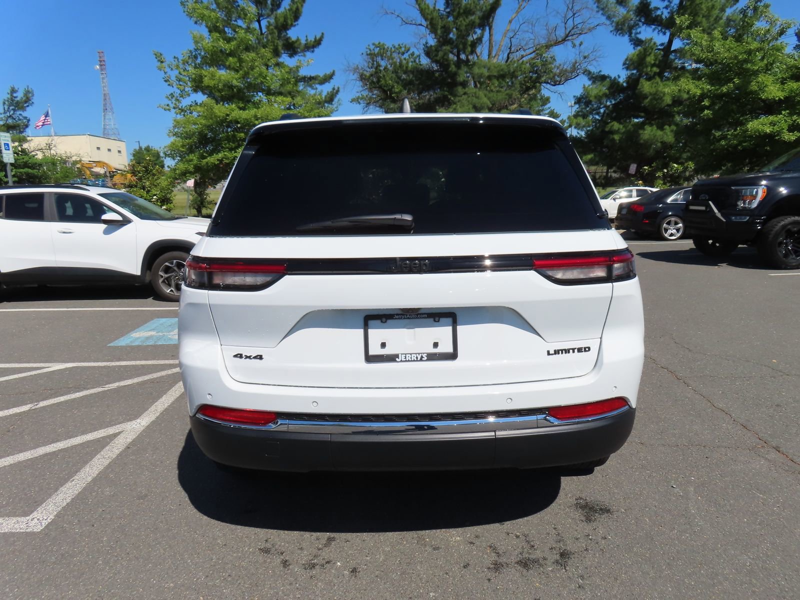Used 2025 Jeep Grand Cherokee Limited w/ Trailer Tow Package AWD/4WD image 6