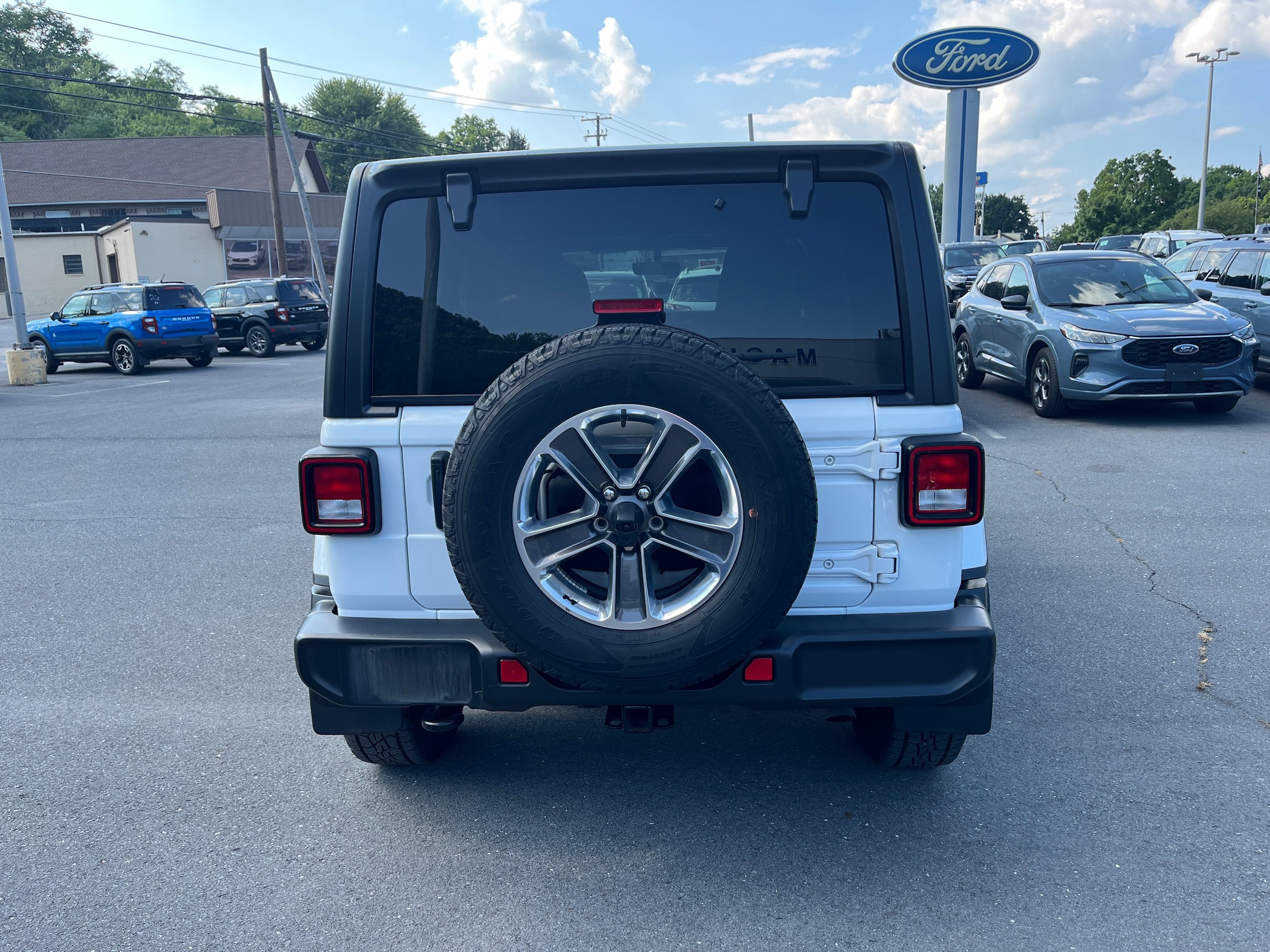 Used 2022 Jeep Wrangler Unlimited Sahara w/ Cold Weather Group AWD/4WD image 6