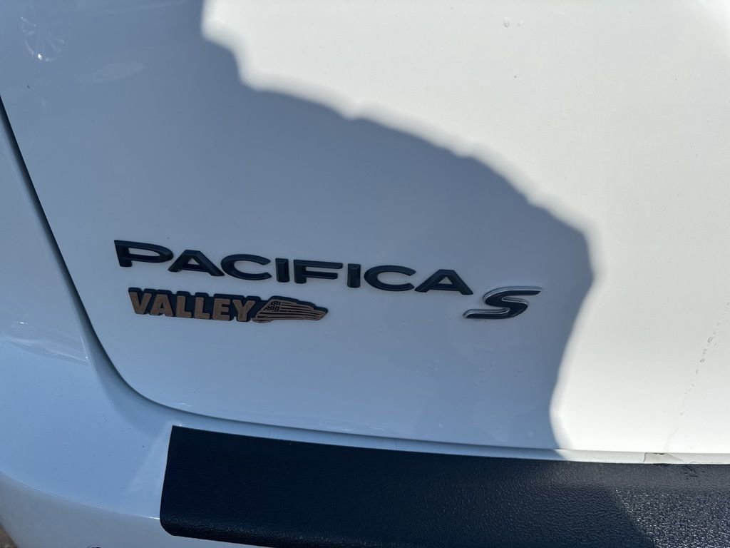 Used 2025 Chrysler Pacifica Limited image 56