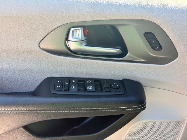 Used 2023 Chrysler Pacifica Touring-L FWD image 17