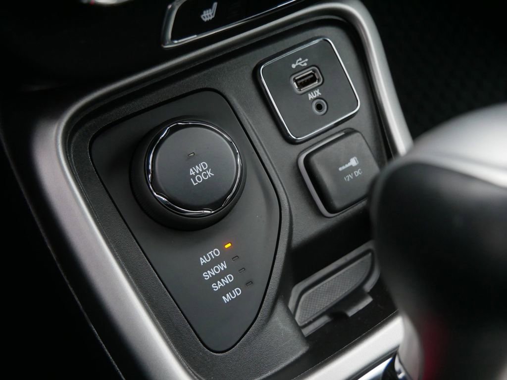 Used 2018 Jeep Compass Latitude w/ Cold Weather Group AWD/4WD image 23