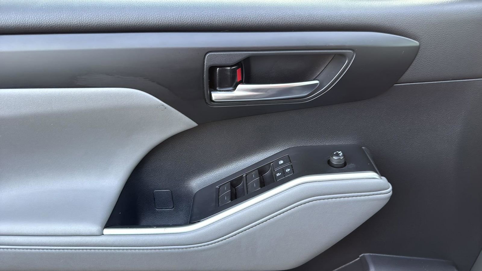 Used 2021 Toyota Highlander XLE image 10