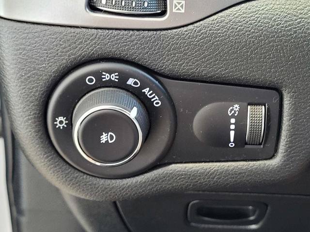 Used 2019 Jeep Cherokee Latitude w/ Popular Appearance Group FWD image 16