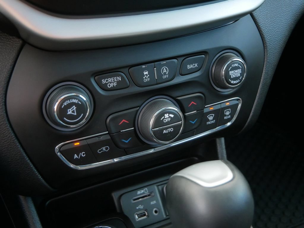 Used 2018 Jeep Cherokee Trailhawk AWD/4WD image 26