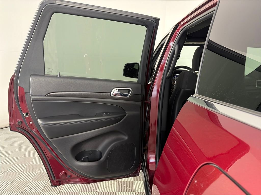 Used 2018 Jeep Grand Cherokee Laredo AWD/4WD image 12