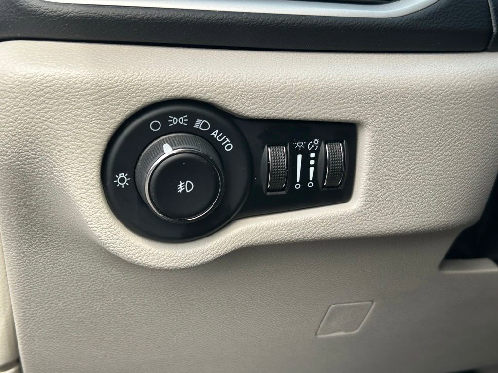 Used 2023 Chrysler Pacifica Touring-L FWD image 25