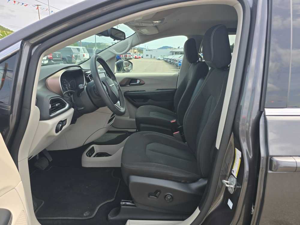 Used 2023 Chrysler Voyager LX FWD image 9