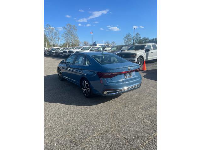 Used 2025 Volkswagen Jetta SEL image 3