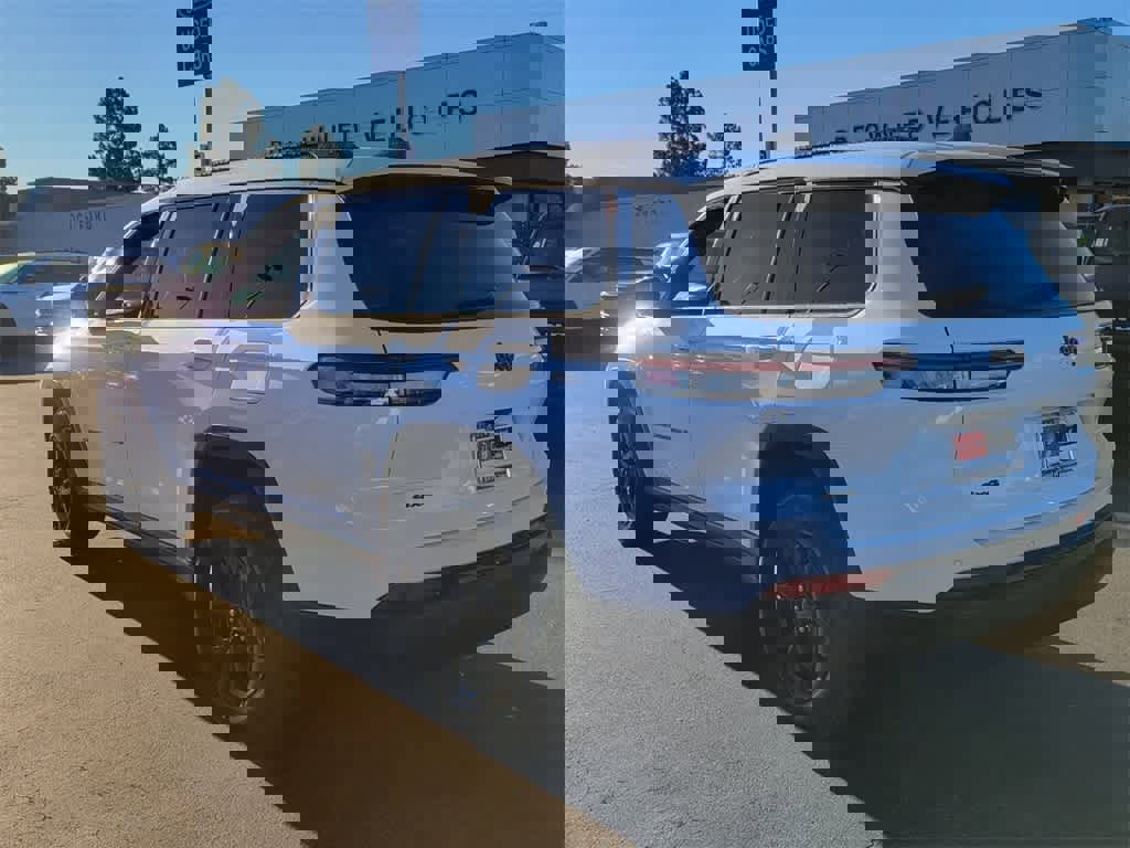 Used 2024 Jeep Grand Cherokee L Altitude image 3