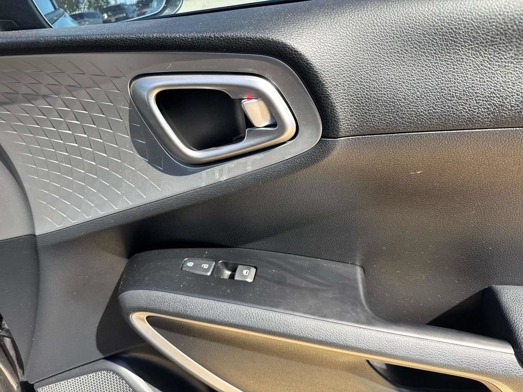 Used 2021 Kia Soul LX FWD image 16