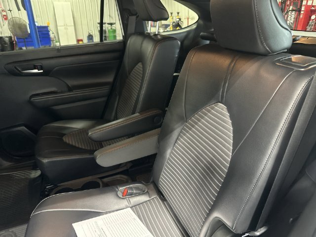 Used 2023 Toyota Highlander XSE FWD image 30