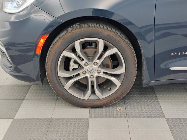 Used 2024 Chrysler Pacifica Pinnacle FWD image 9