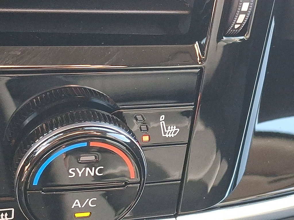 Used 2025 Nissan Rogue SL AWD/4WD image 19