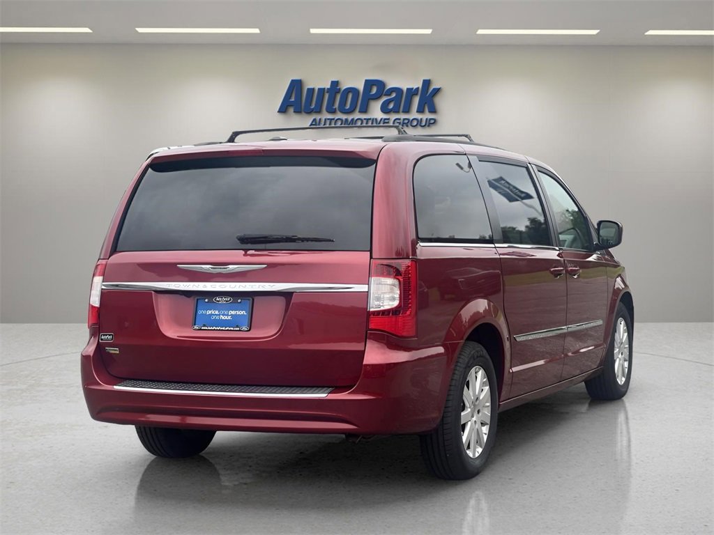 Used 2016 Chrysler Town & Country Touring image 5