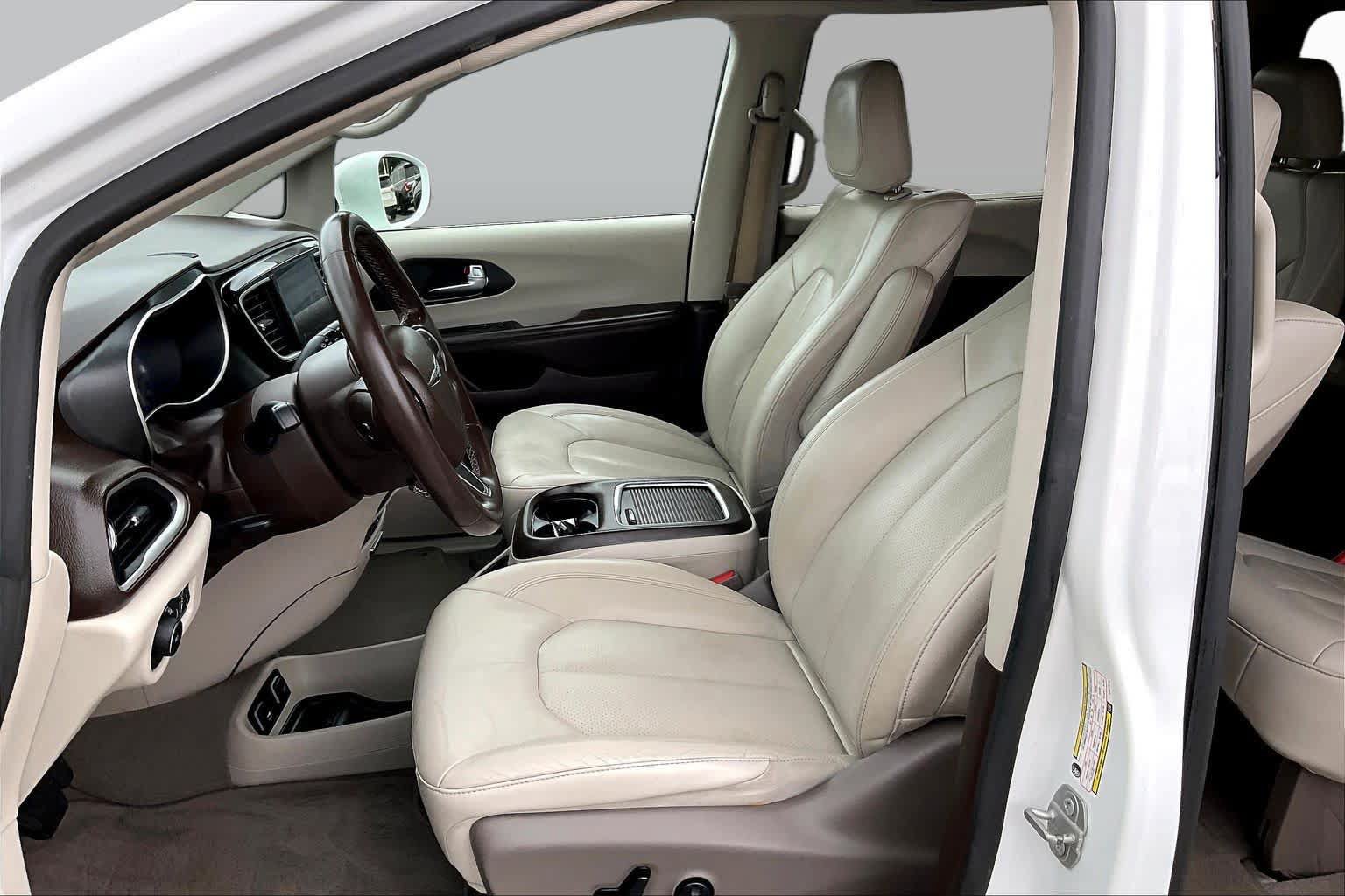Used 2020 Chrysler Pacifica Touring-L Plus w/ Tire & Wheel Group FWD image 8