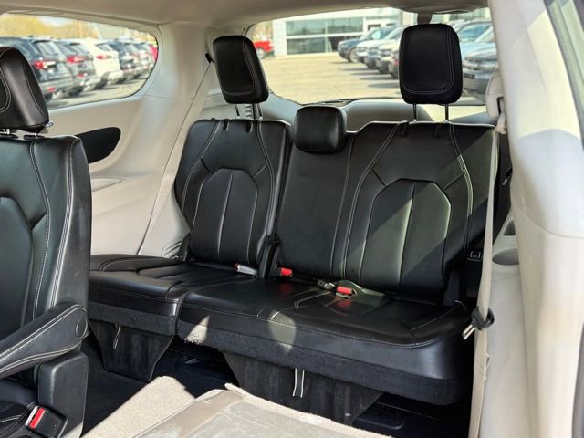 Used 2023 Chrysler Pacifica Touring-L image 32