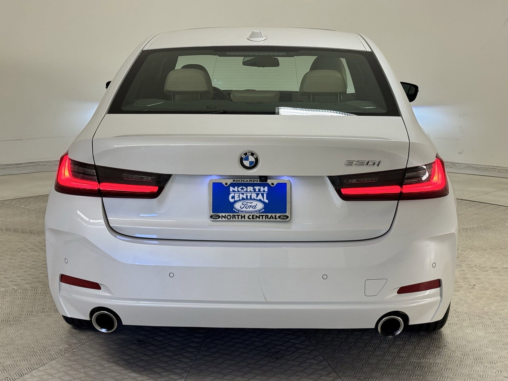 Used 2023 BMW 330i Sedan w/ Premium Package image 4