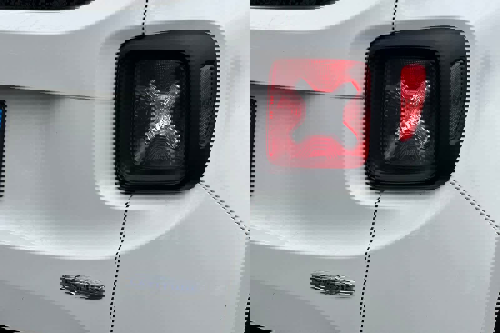 Used 2018 Jeep Renegade Latitude w/ Popular Equipment Group image 27