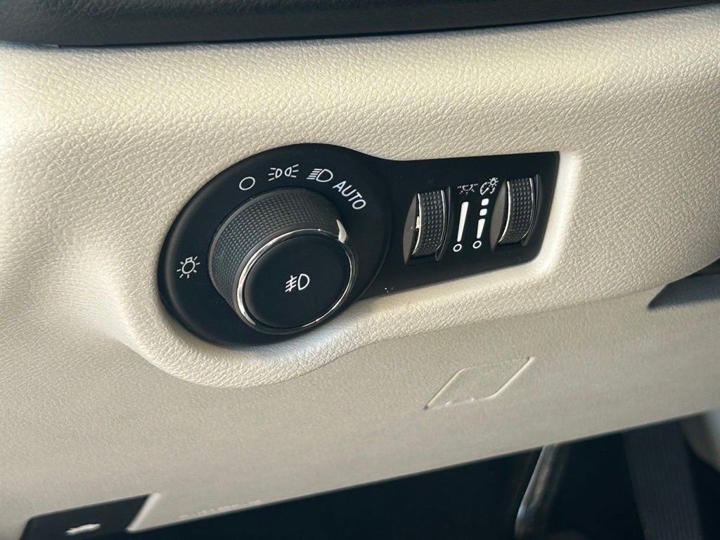 Used 2024 Chrysler Pacifica Touring-L image 34