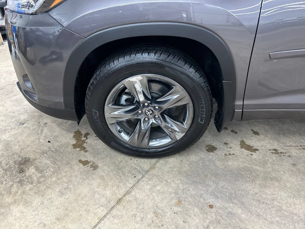 Used 2018 Toyota Highlander Limited Platinum AWD/4WD image 32
