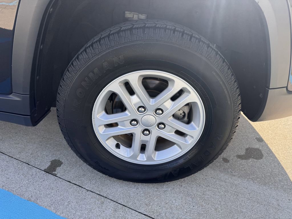 Used 2023 Jeep Grand Cherokee Laredo image 6