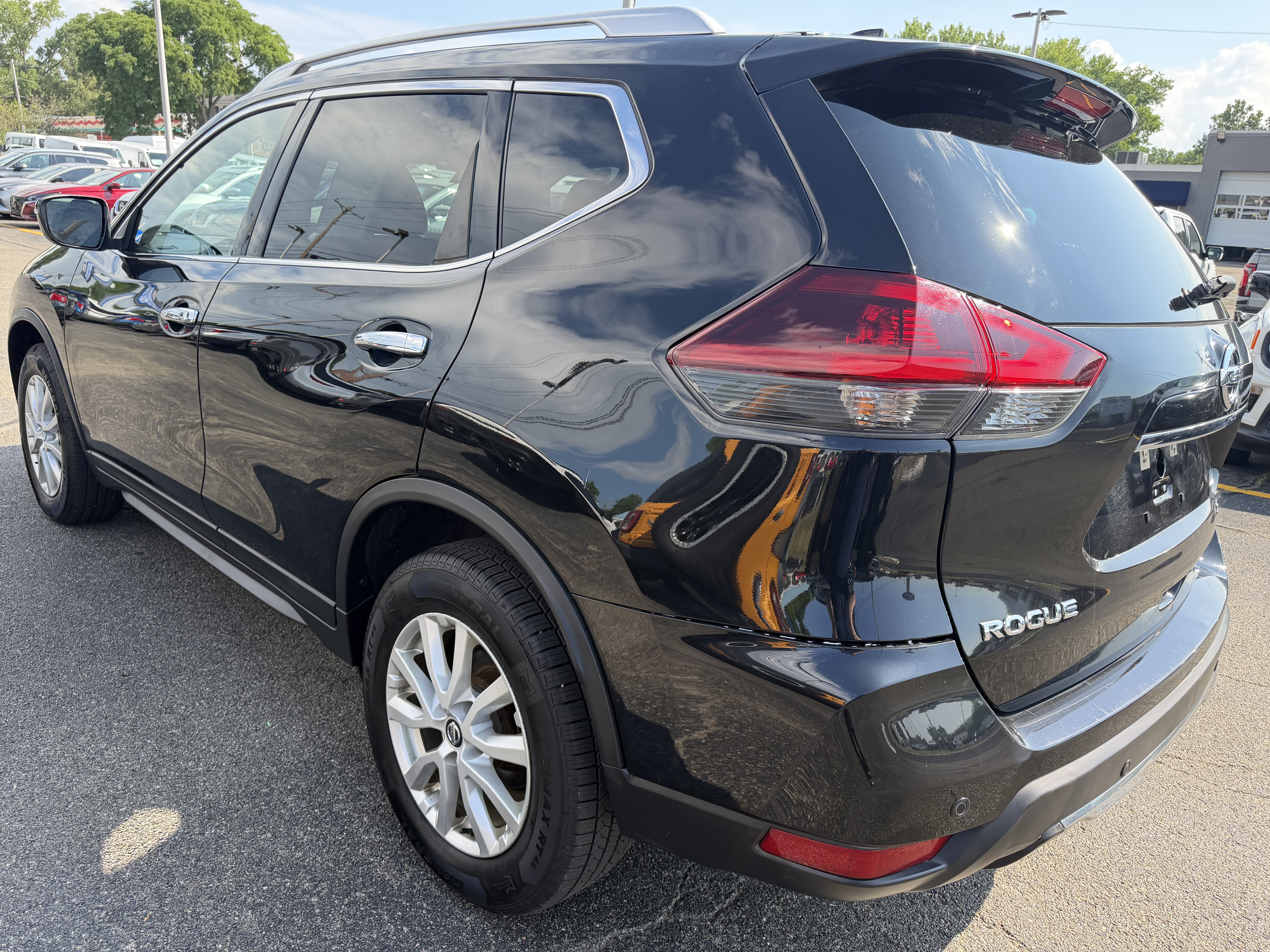 Used 2019 Nissan Rogue SV AWD/4WD image 3