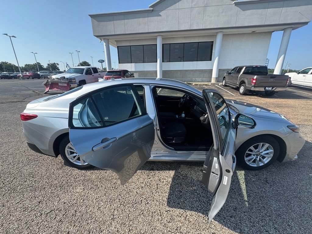 Used 2025 Toyota Camry LE FWD image 8