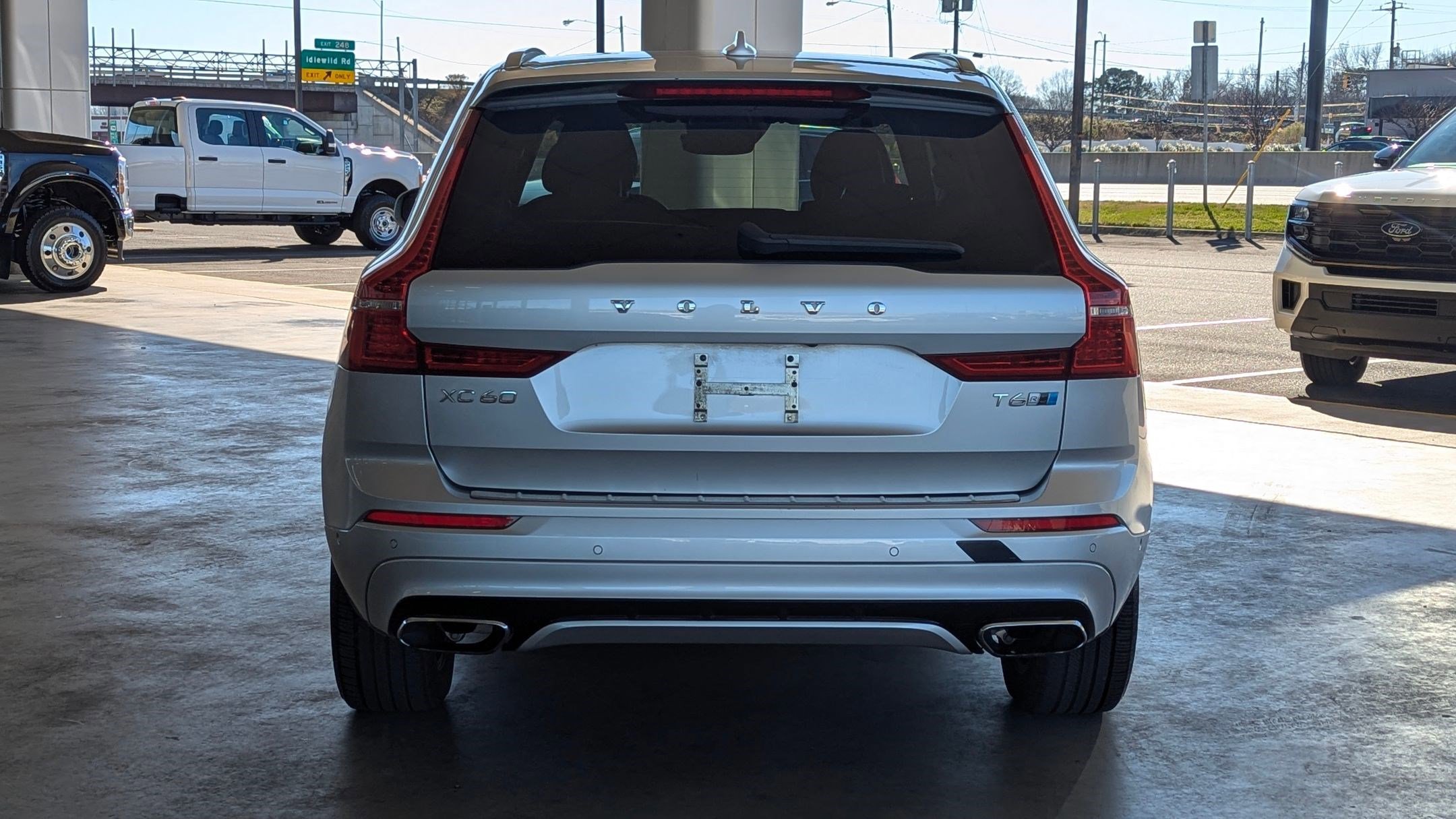 Used 2018 Volvo XC60 T6 R-Design w/ Convenience Package image 4