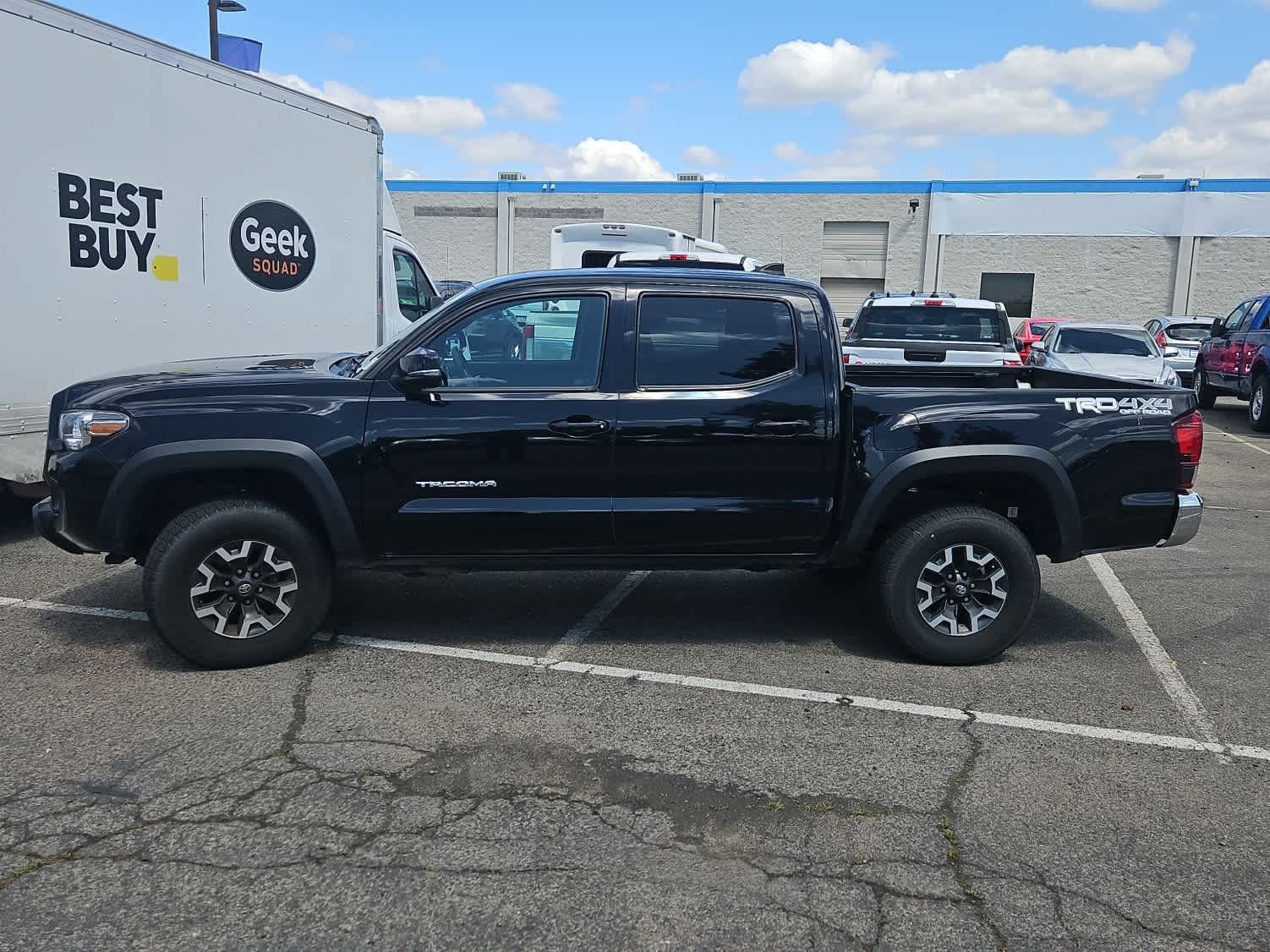 Used 2018 Toyota Tacoma TRD Off-Road AWD/4WD image 5