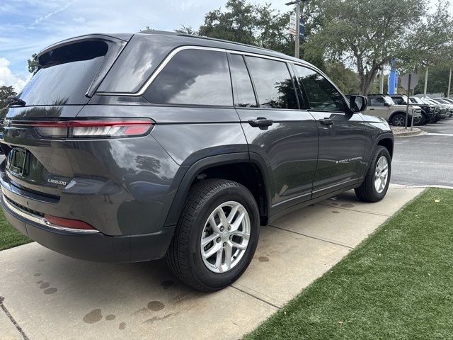 Used 2025 Jeep Grand Cherokee Laredo X w/ Luxury Tech Group I RWD image 2