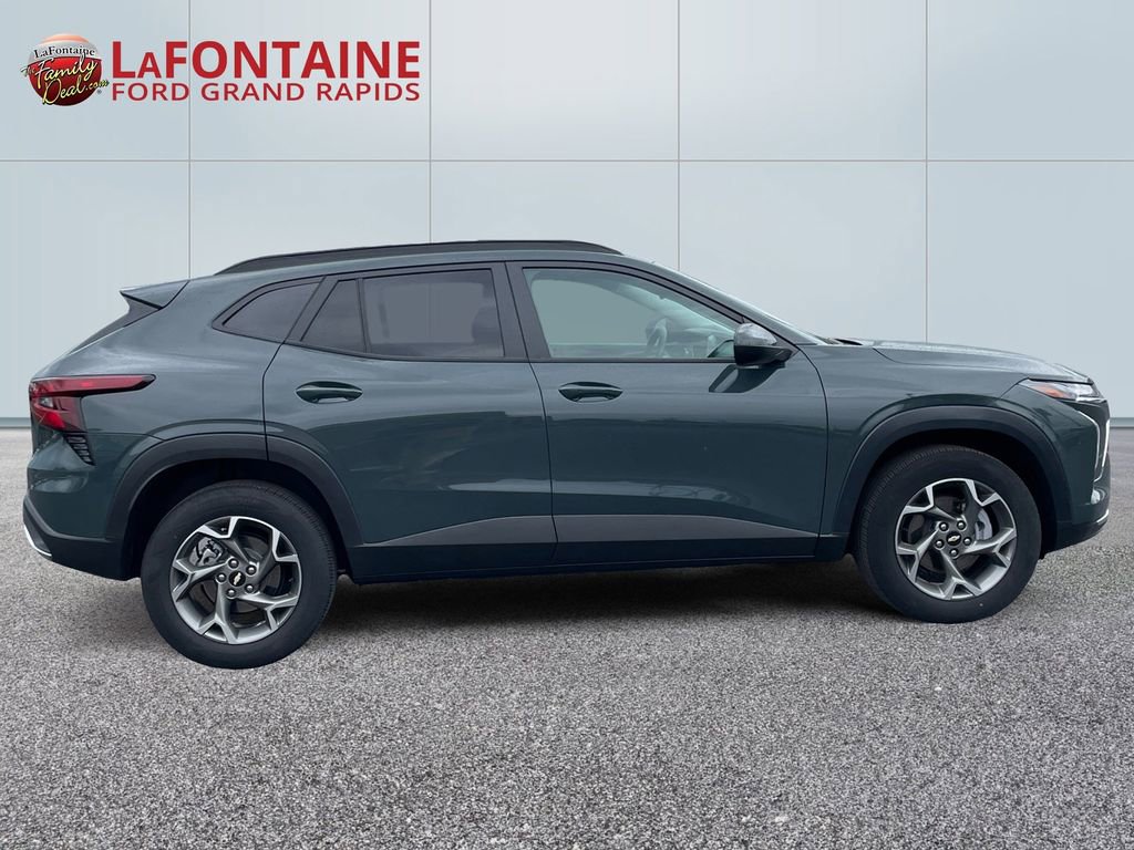 Used 2025 Chevrolet Trax LT FWD image 8