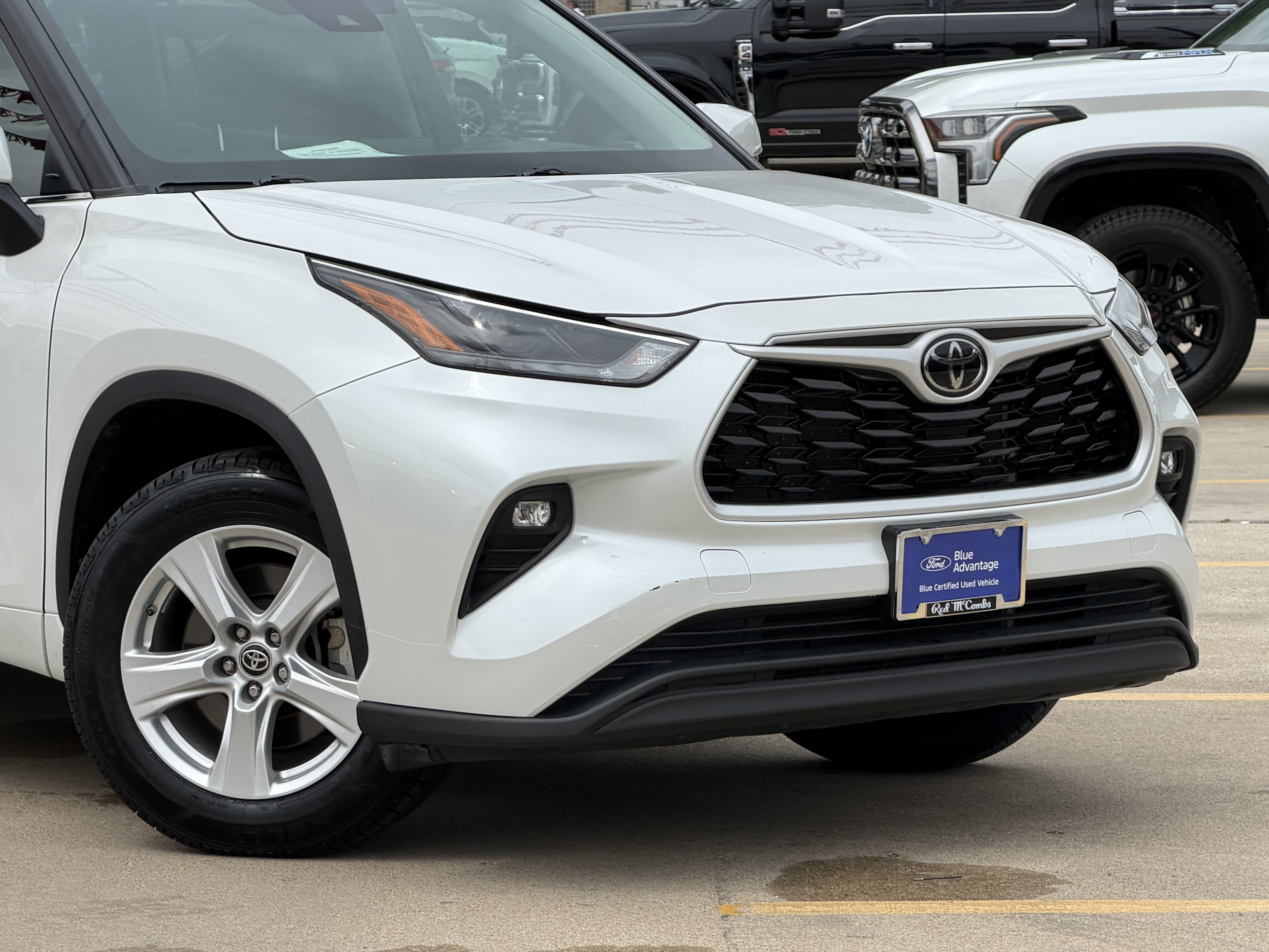 Used 2025 Toyota Highlander LE FWD image 2