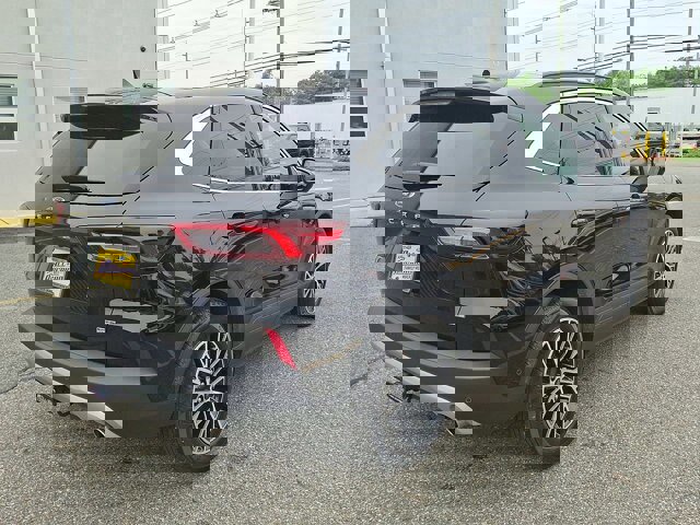 Certified 2023 Ford Escape SE w/ PHEV Premium Package image 9