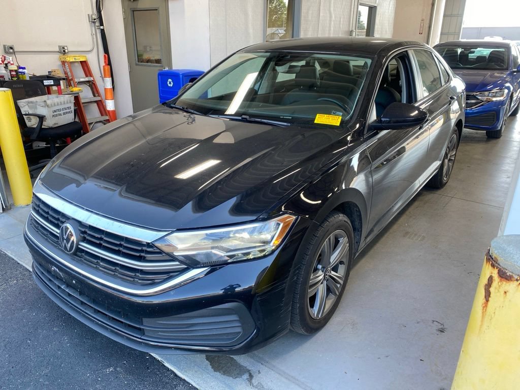 Used 2024 Volkswagen Jetta SE FWD image 2