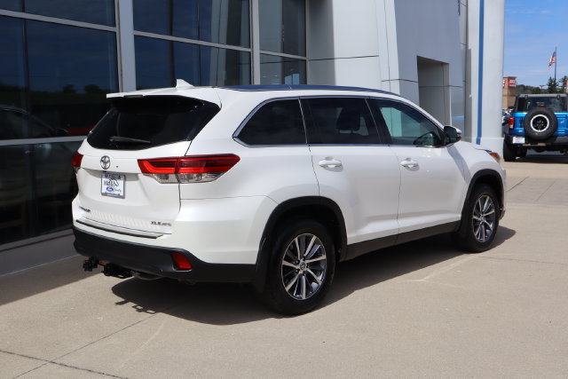 Used 2019 Toyota Highlander XLE AWD/4WD image 3