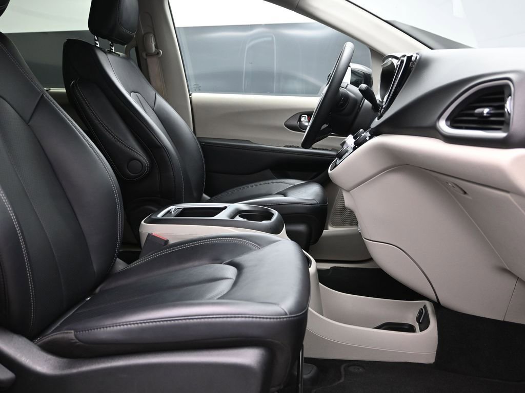 Used 2024 Chrysler Pacifica Touring-L image 11