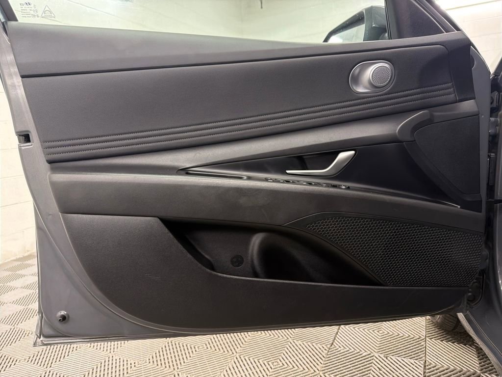 Used 2025 Hyundai Elantra SEL image 17