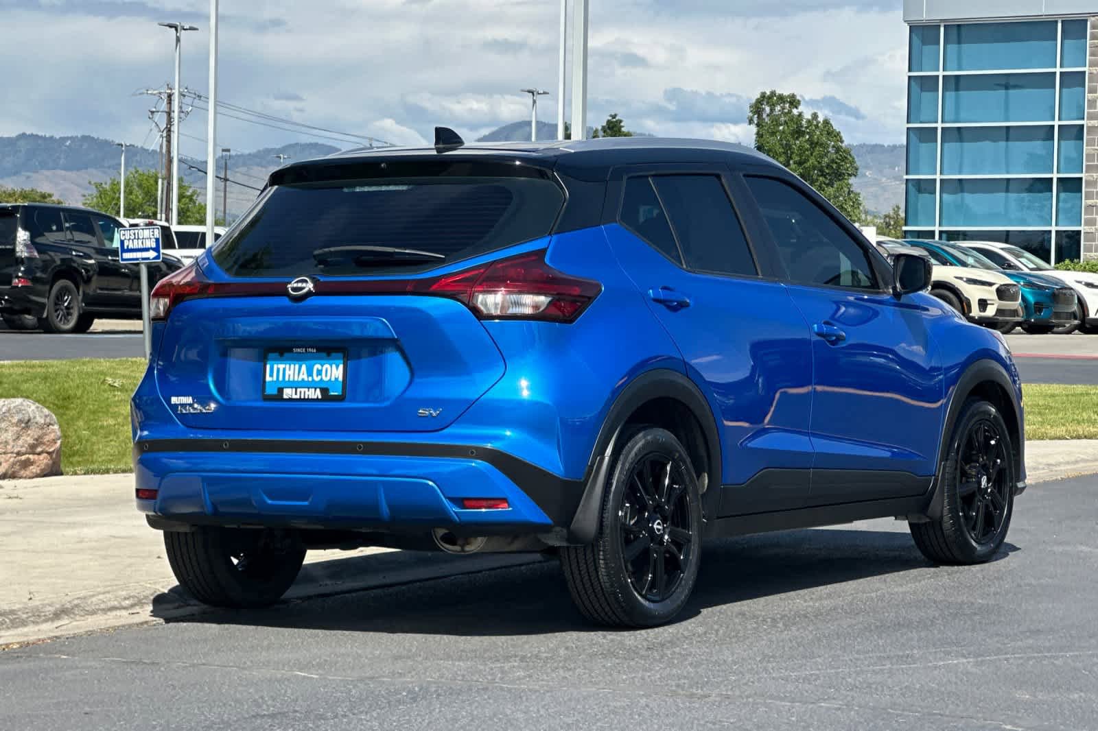 Used 2022 Nissan Kicks SV FWD image 2