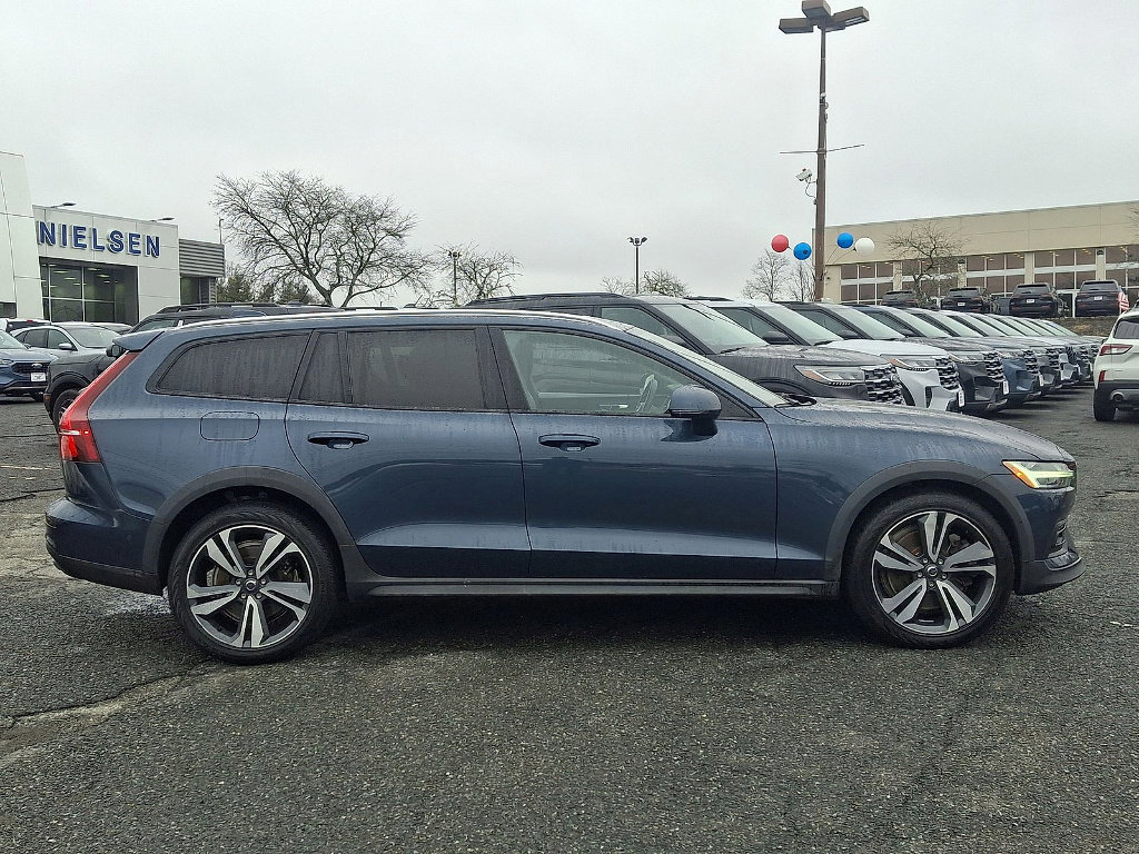 Used 2023 Volvo V60 B5 Cross Country Plus image 9
