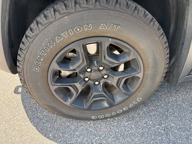 Used 2022 Jeep Cherokee Trailhawk w/ Premium Leather Package AWD/4WD image 17