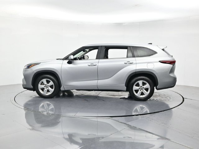 Used 2025 Toyota Highlander LE FWD image 7