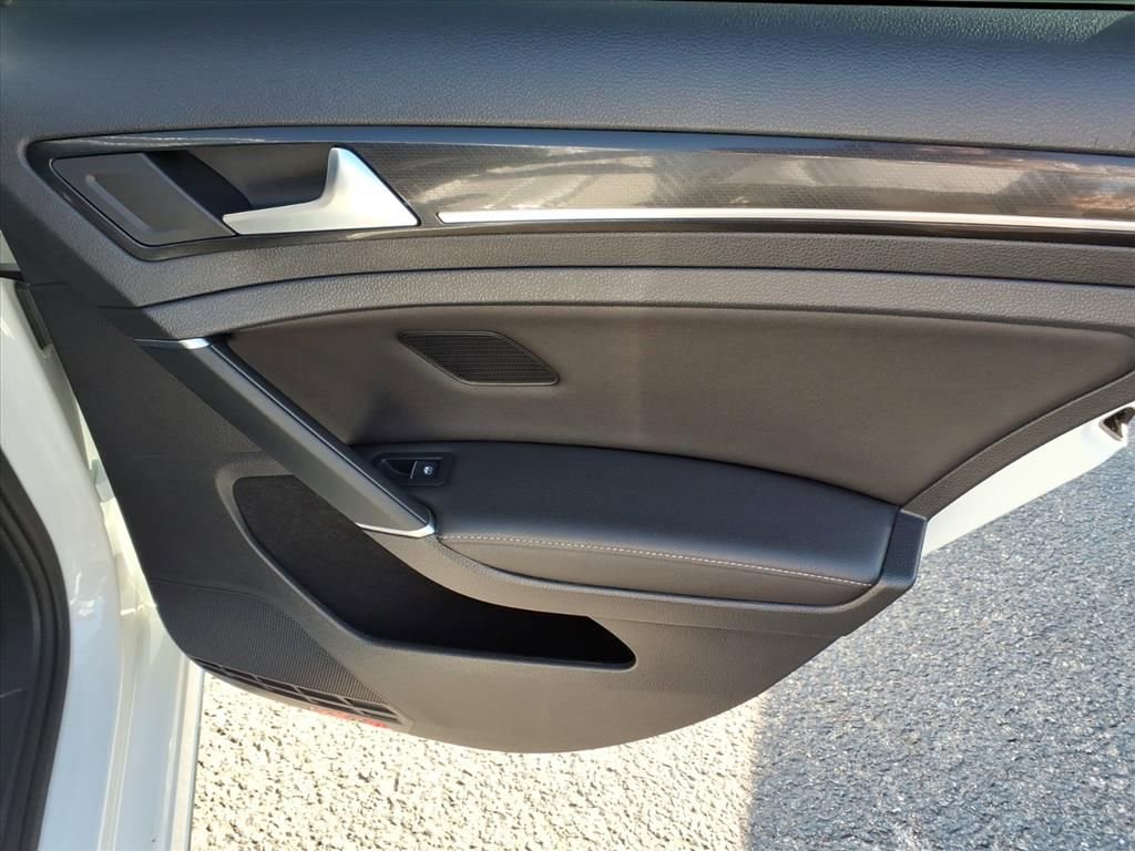 Used 2018 Volkswagen Golf R 4-Door image 11