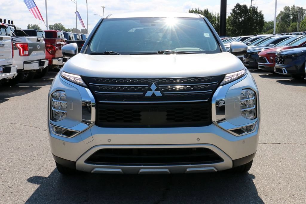 Used 2024 Mitsubishi Outlander SE AWD/4WD image 3