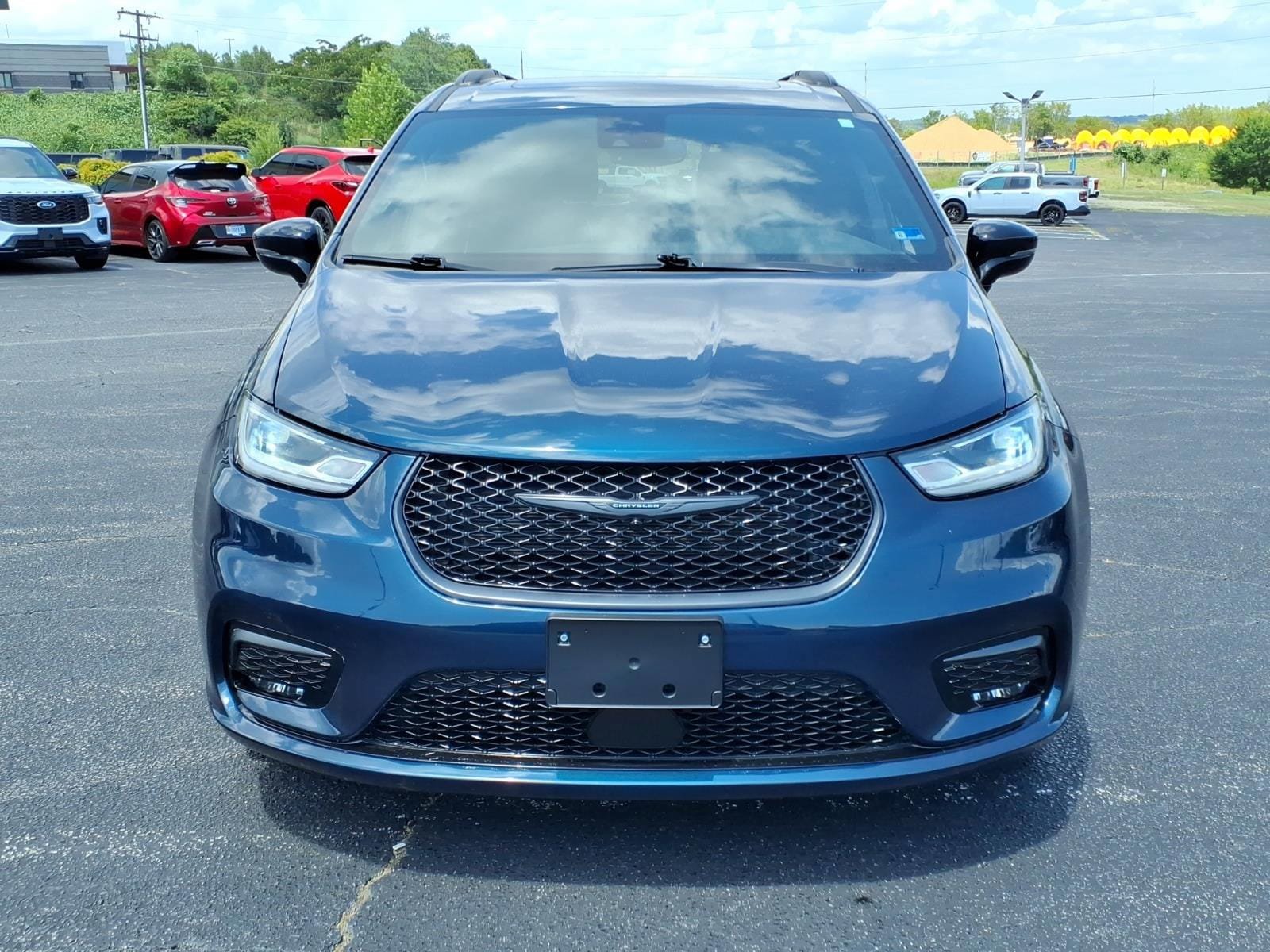 Used 2025 Chrysler Pacifica Limited FWD image 3