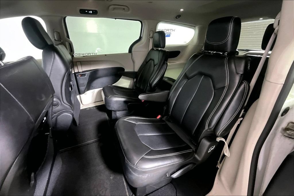 Used 2023 Chrysler Pacifica Touring-L FWD image 21