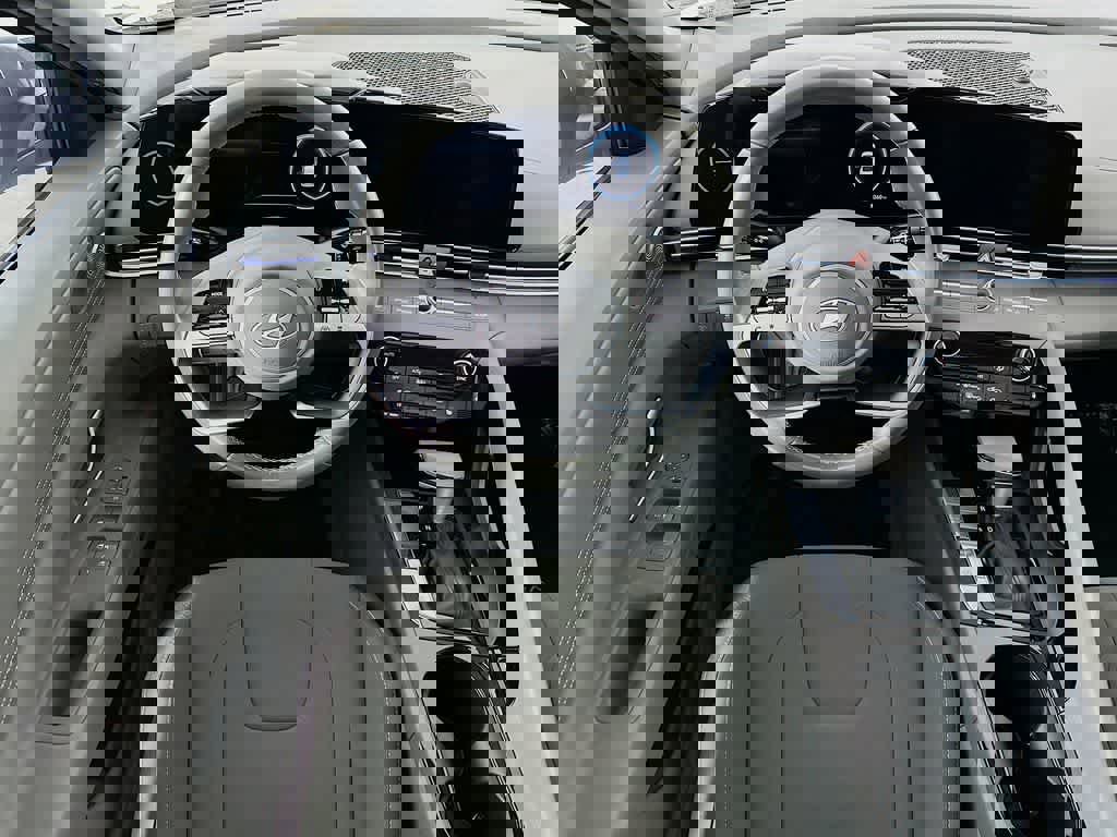 Used 2025 Hyundai Elantra SEL image 13